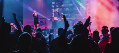 众多球迷在体育酒吧内热烈讨论